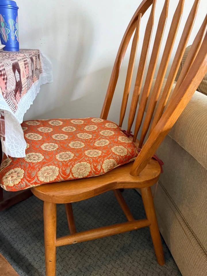 2 pcs Windsor Style Wooden Dining Chair and table - photo 2