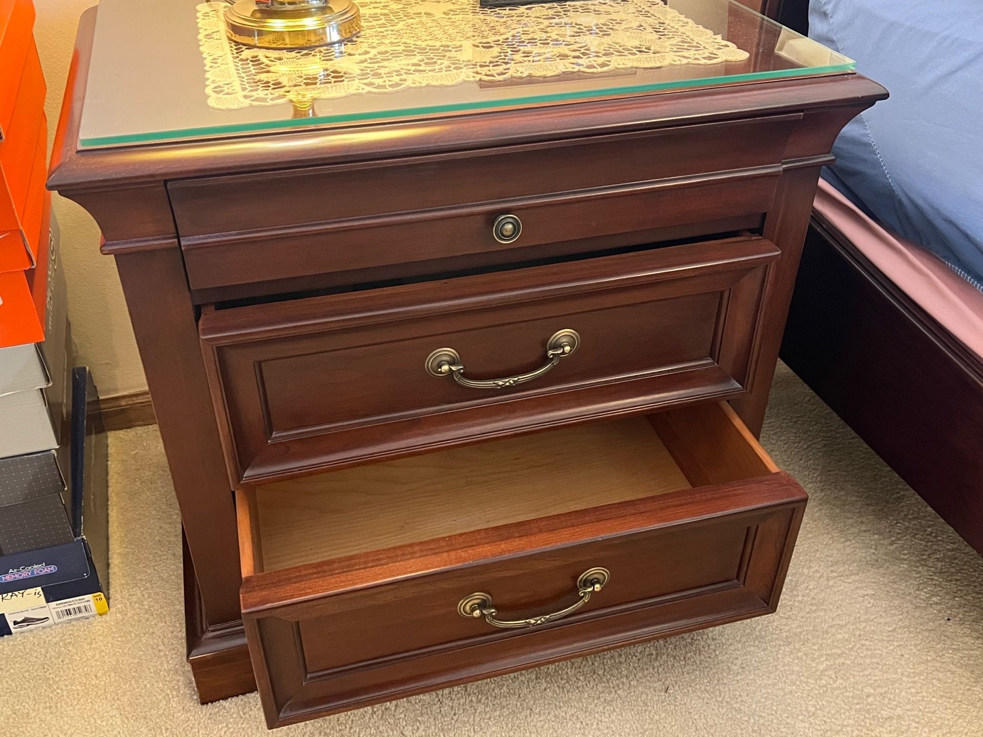 BEAUTIFUL ETHAN ALLEN MEDALLION KING BEDROOM SET - photo 4