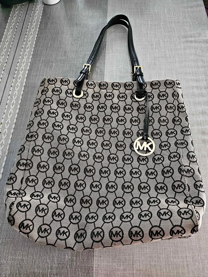 Michael Kors Signature Tote Bag