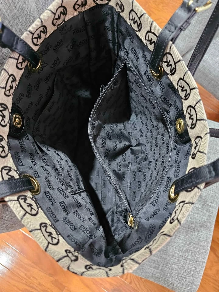 Michael Kors Signature Tote Bag - photo 2