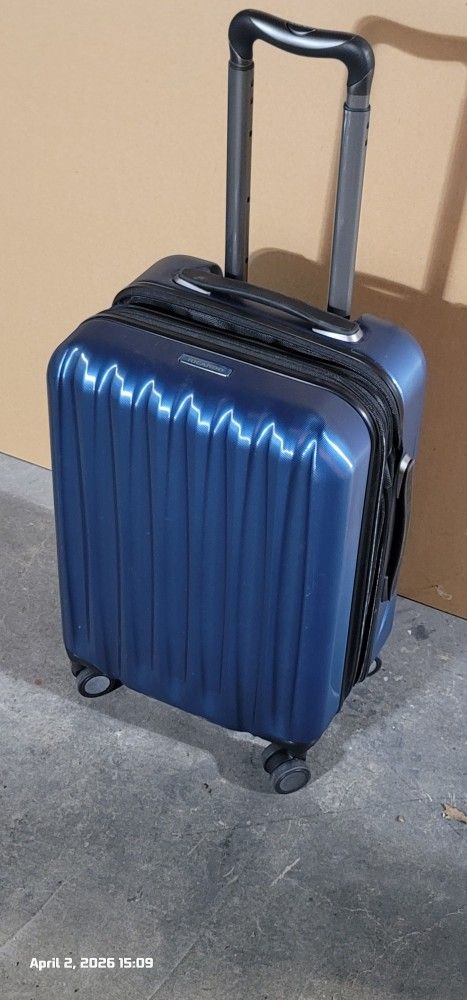 Ricardo Carry-On Luggage – Hard Shell Spinner (Excellent Conditi