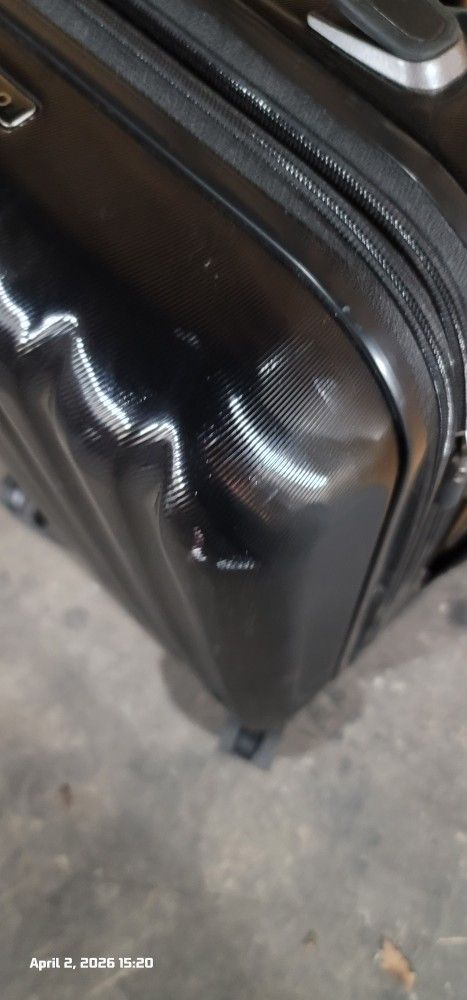 Ricardo Carry-On Luggage – Hard Shell Spinner (Good Condition) - photo 3