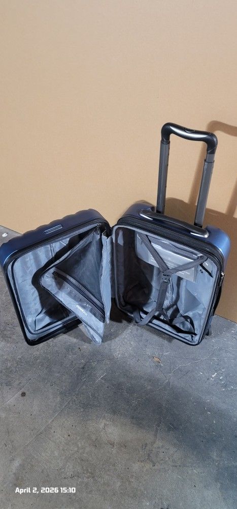 Ricardo Carry-On Luggage – Hard Shell Spinner (Good Condition) - photo 4