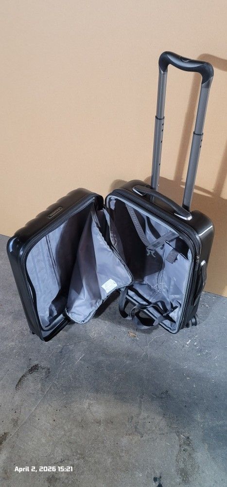 Ricardo Carry-On Luggage – Hard Shell Spinner (Good Condition) - photo 5