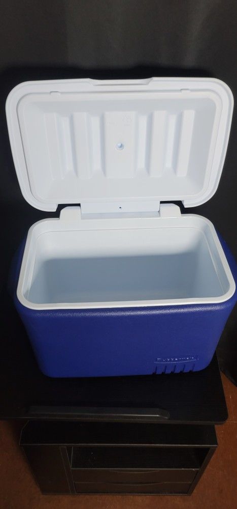 Rubbermaid Cooler $10 - photo 2