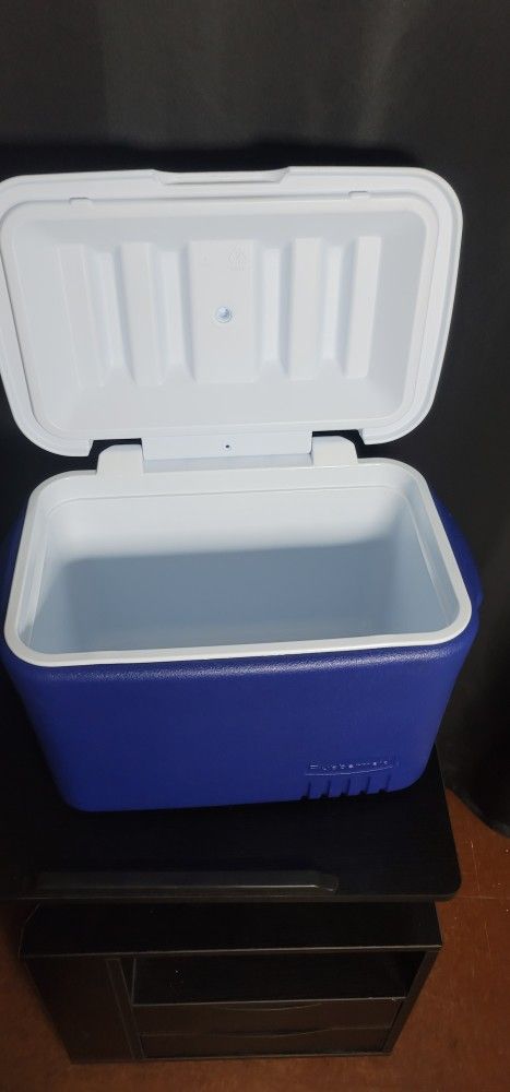 Rubbermaid Cooler $10 - photo 3