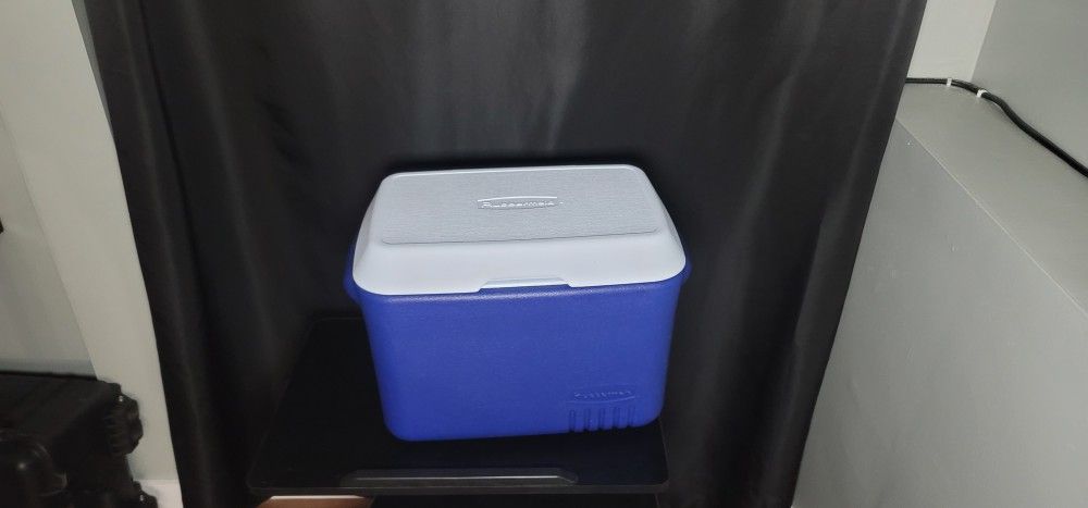 Rubbermaid Cooler $10 - photo 4