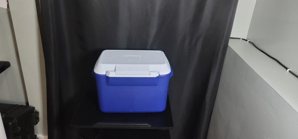 Rubbermaid Cooler $10 - photo 5