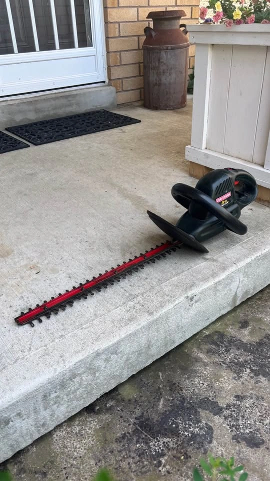 Craftsman 20” corded electric hedge trimmer - photo 2