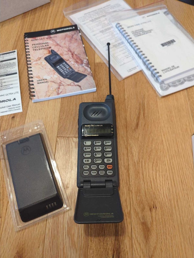 Motorola T-A-C Ultra Lite Cell Phone - photo 2
