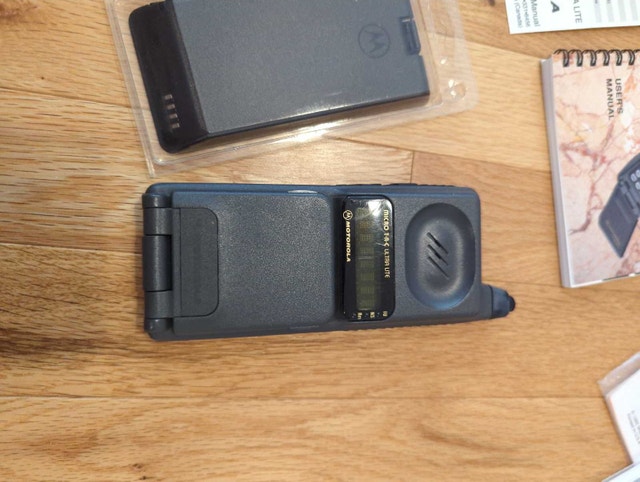 Motorola T-A-C Ultra Lite Cell Phone - photo 3