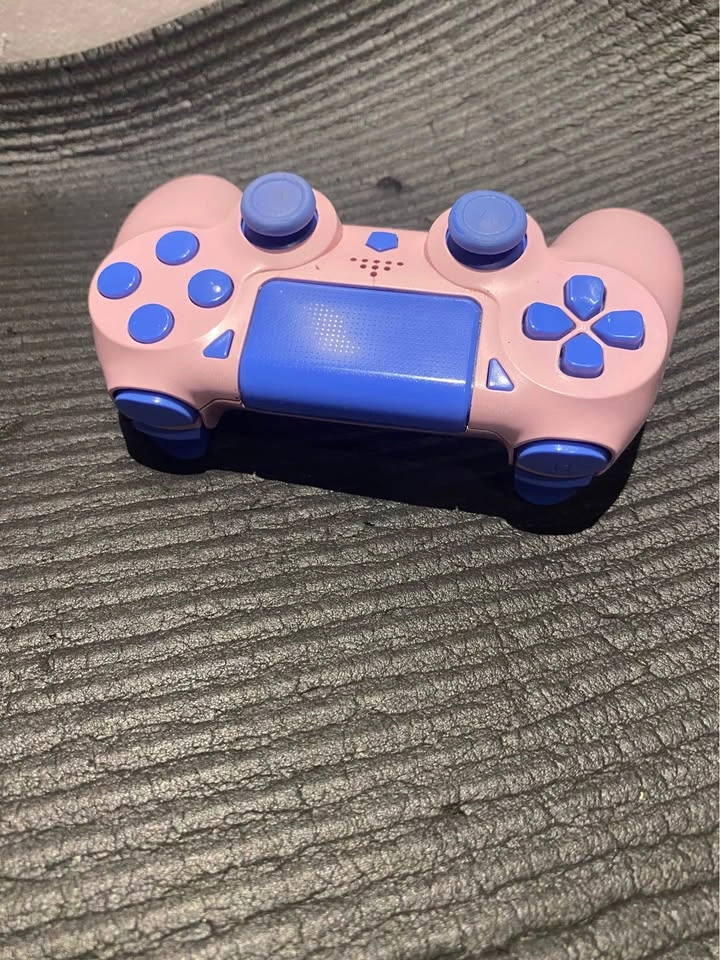Broken Ps4 controller - photo 2