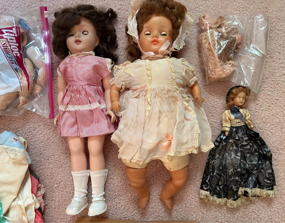 Vintage dolls and clothing from the late 40s and early 50s (LOT)