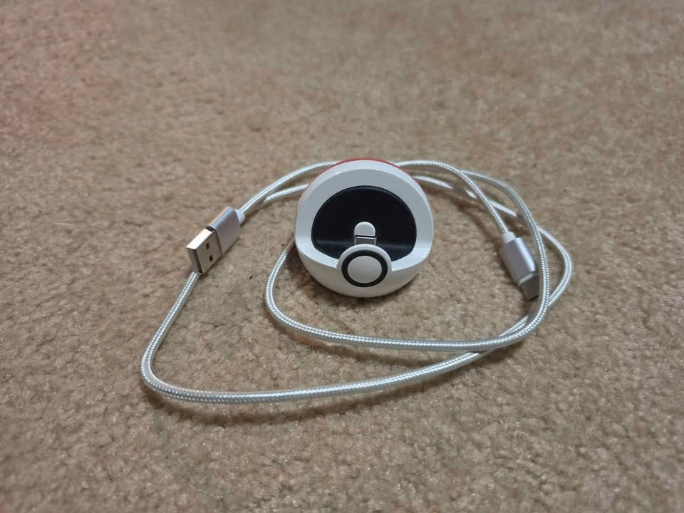 Pokeball phone charger USB C - photo 2