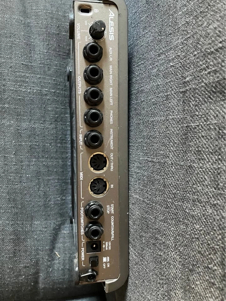Alesis SR18 Drum Machine - photo 2