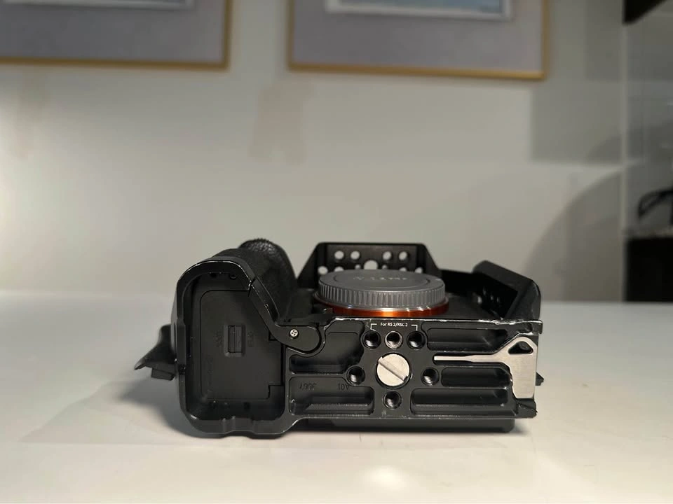 Sony Alpha 7 IV Mirrorless Camera with SmallRig Cage - photo 4
