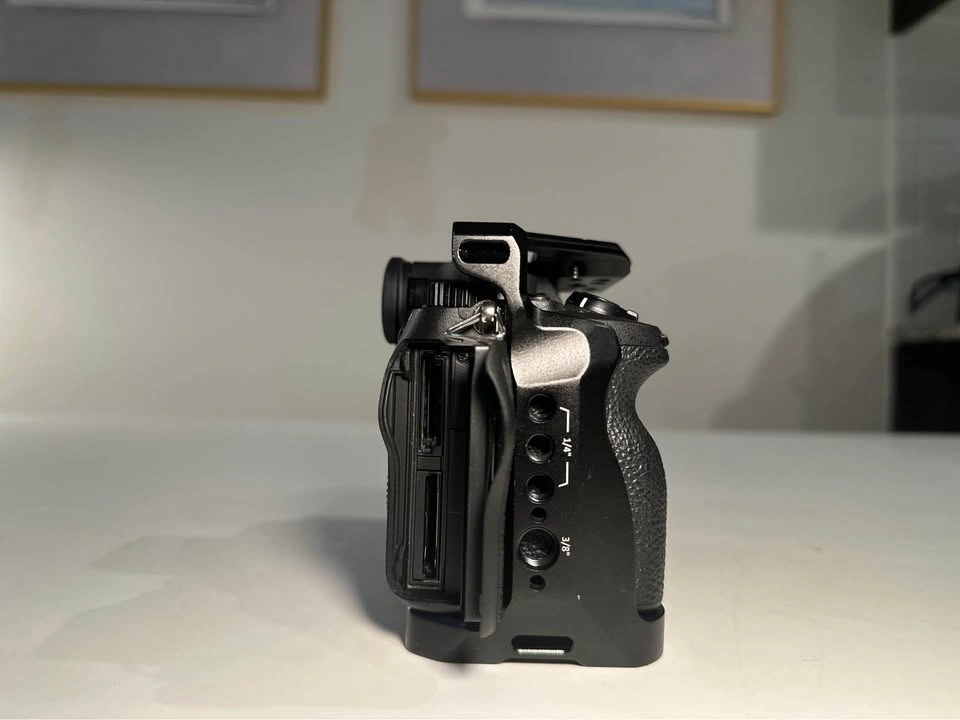 Sony Alpha 7 IV Mirrorless Camera with SmallRig Cage - photo 5