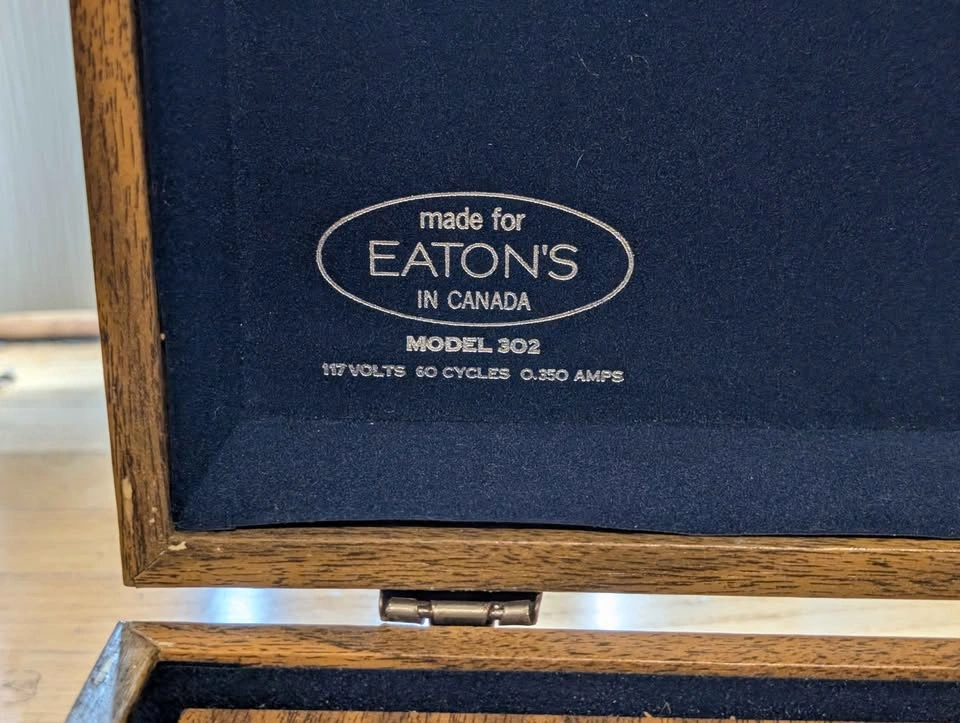 Viking Eaton's Model 302 Portable Record Player - photo 2