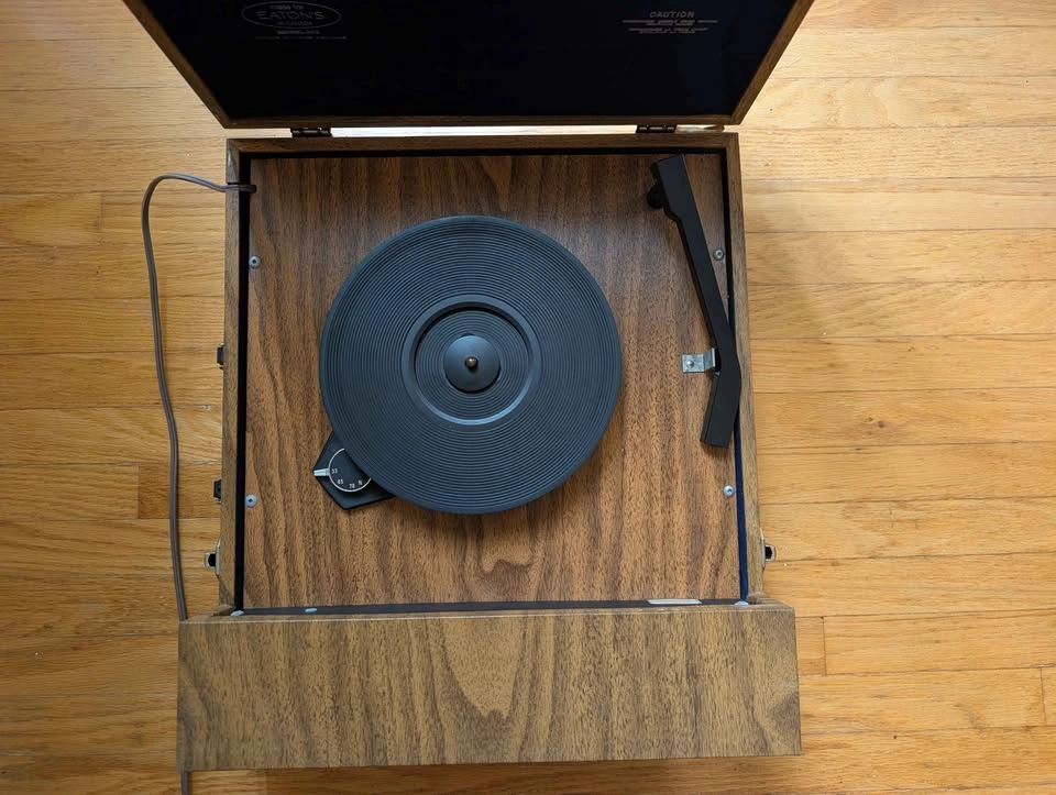 Viking Eaton's Model 302 Portable Record Player - photo 3