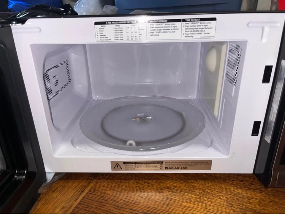 BLACK+DECKER Microwave Oven - photo 2