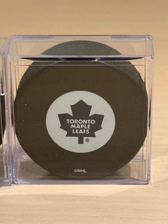 Toronto Maple Leafs Cased Hockey Pucks - photo 2