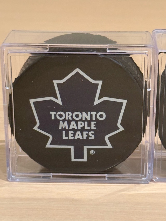 Toronto Maple Leafs Cased Hockey Pucks - photo 3