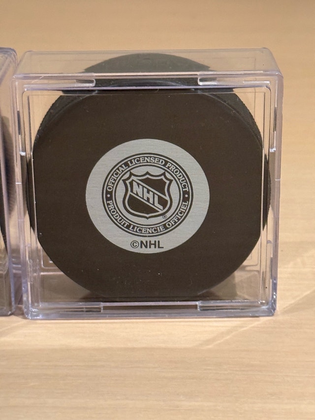 Toronto Maple Leafs Cased Hockey Pucks - photo 5