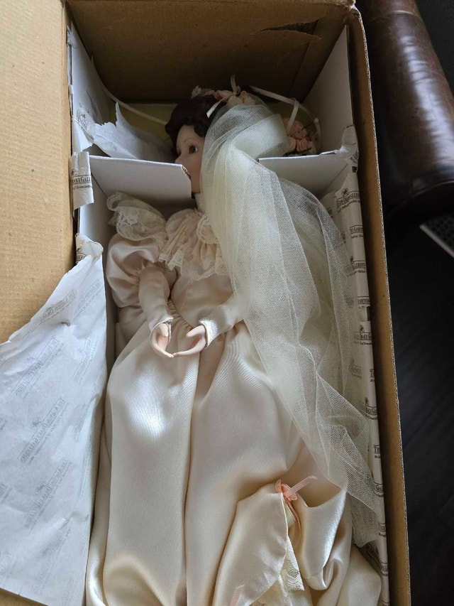 The Ashton-Drake Galleries Elizabeth's 1900's Wedding Dress Doll - photo 2