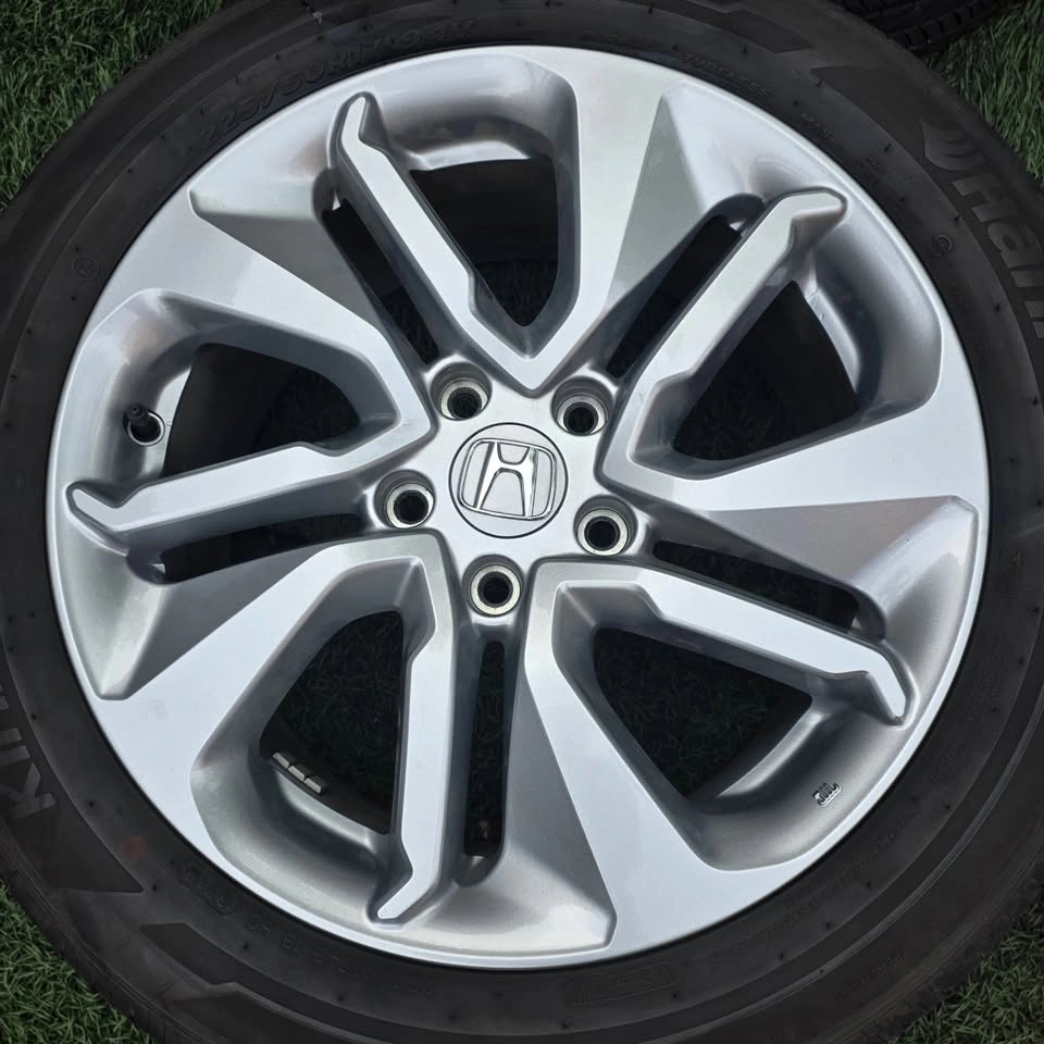 225/50/17 Hankook Tires 90% Tread with Honda OEM Alloy Rims - photo 2