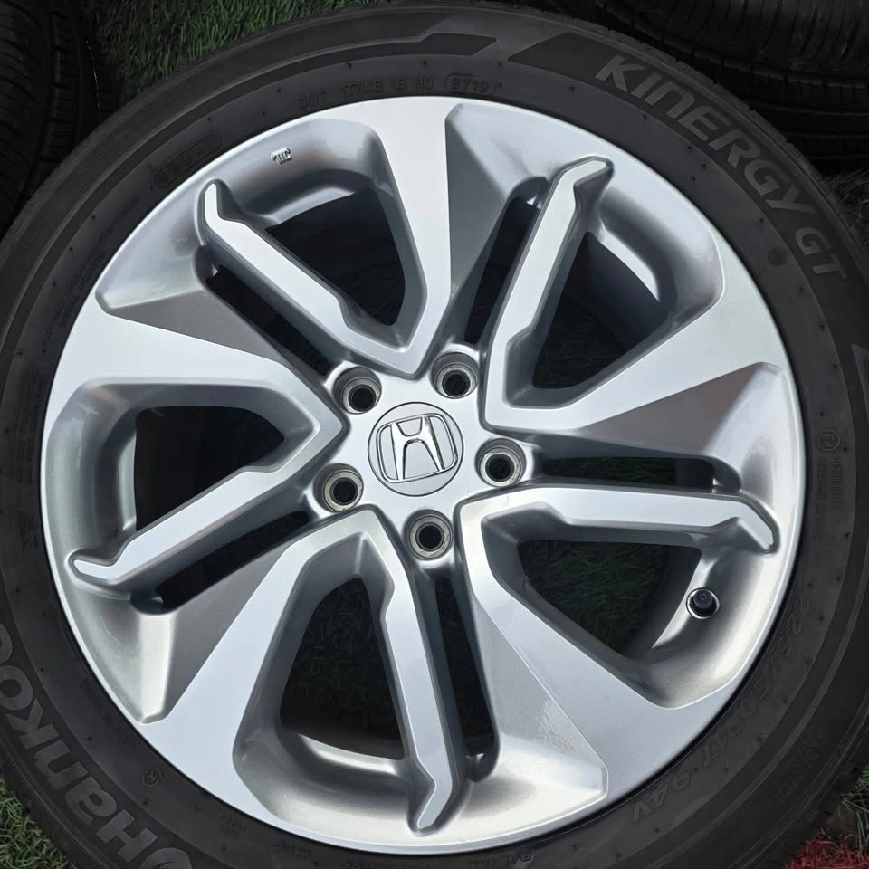 225/50/17 Hankook Tires 90% Tread with Honda OEM Alloy Rims - photo 5