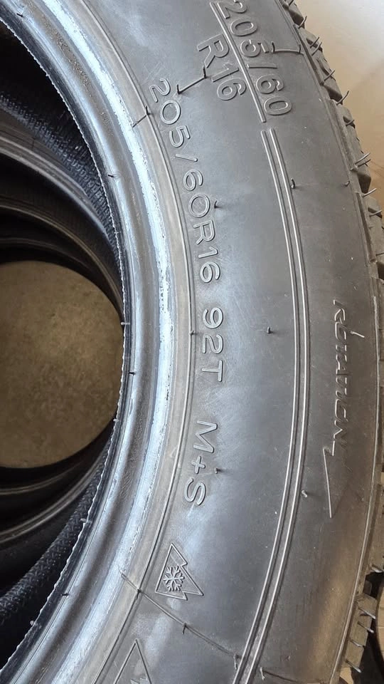 205/60/16 Uniroyal winter tires 90% tread - photo 3