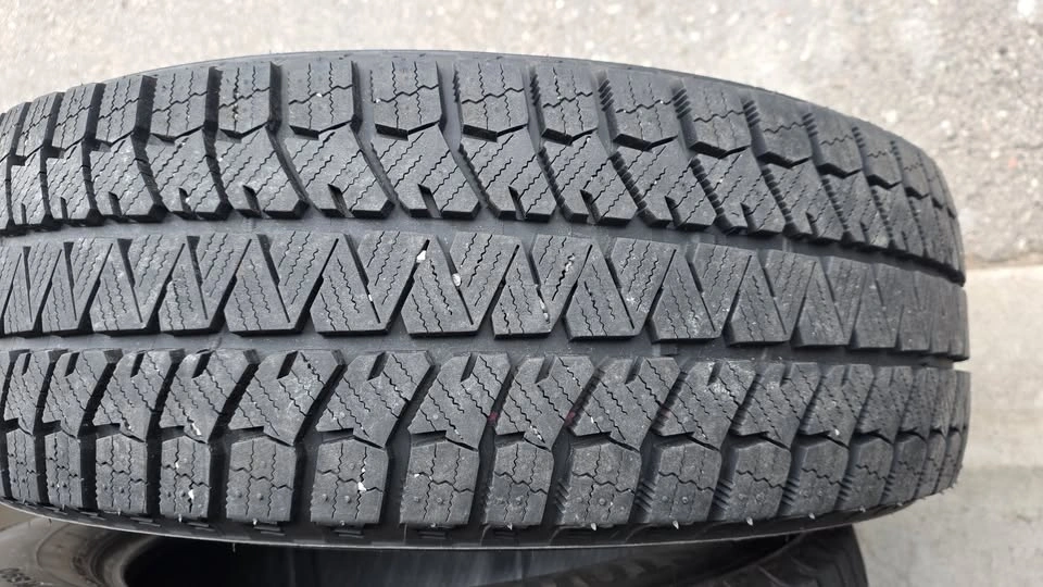 225/65/17 Bridgestone Winter Tires 95% Tread (2025) - photo 2