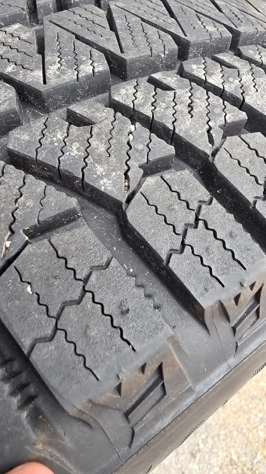 225/65/17 Bridgestone Winter Tires 95% Tread (2025) - photo 3
