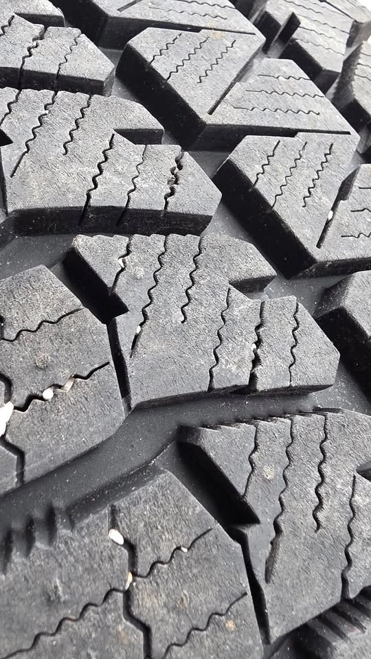 225/65/17 Bridgestone Winter Tires 95% Tread (2025) - photo 4