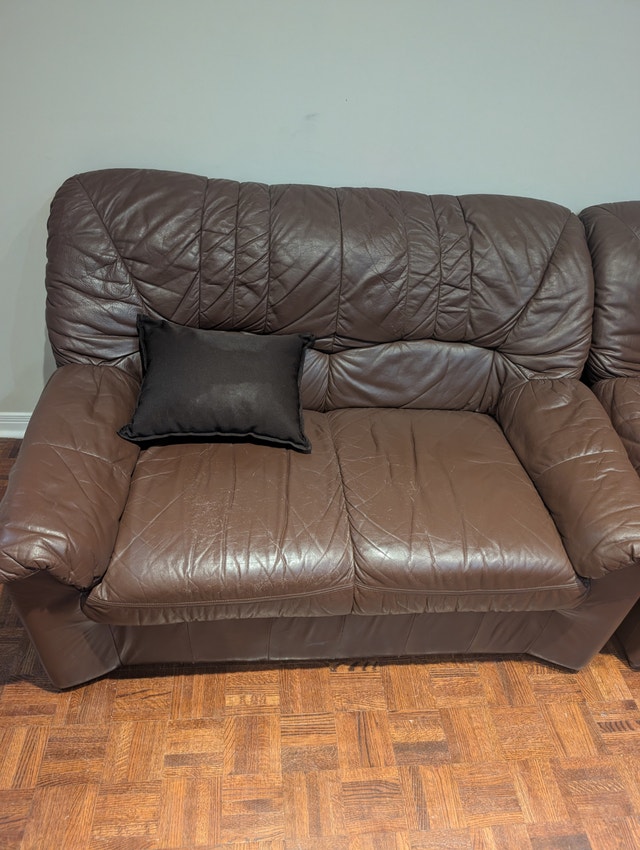Comfortable Leather Sofa & Chair Set - photo 2