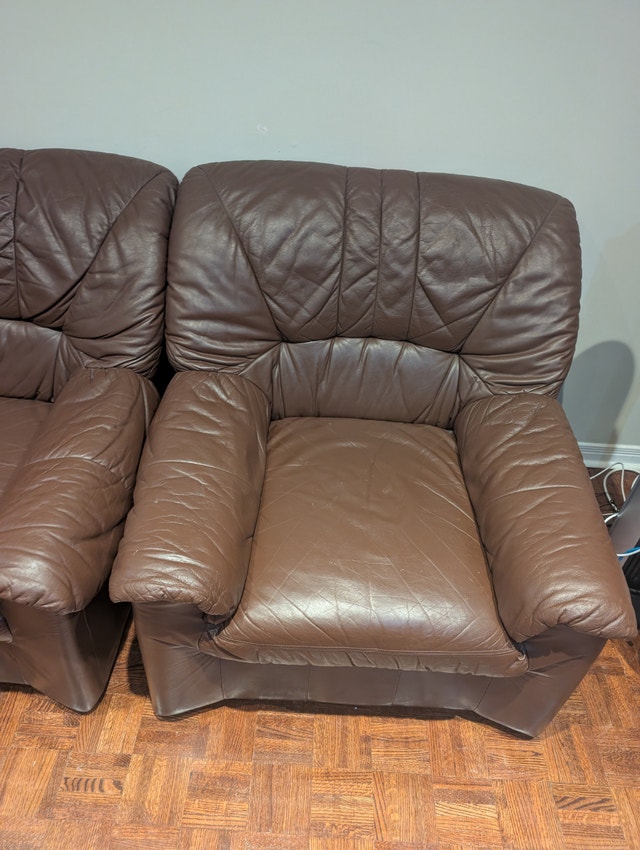 Comfortable Leather Sofa & Chair Set - photo 4