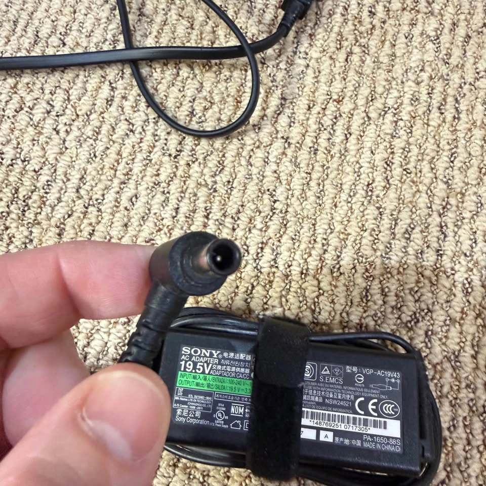 Sony laptop charger - photo 2