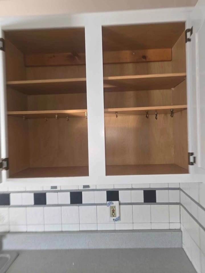 White Raised Panel Kitchen Cabinet Set w/centre aisle - photo 3