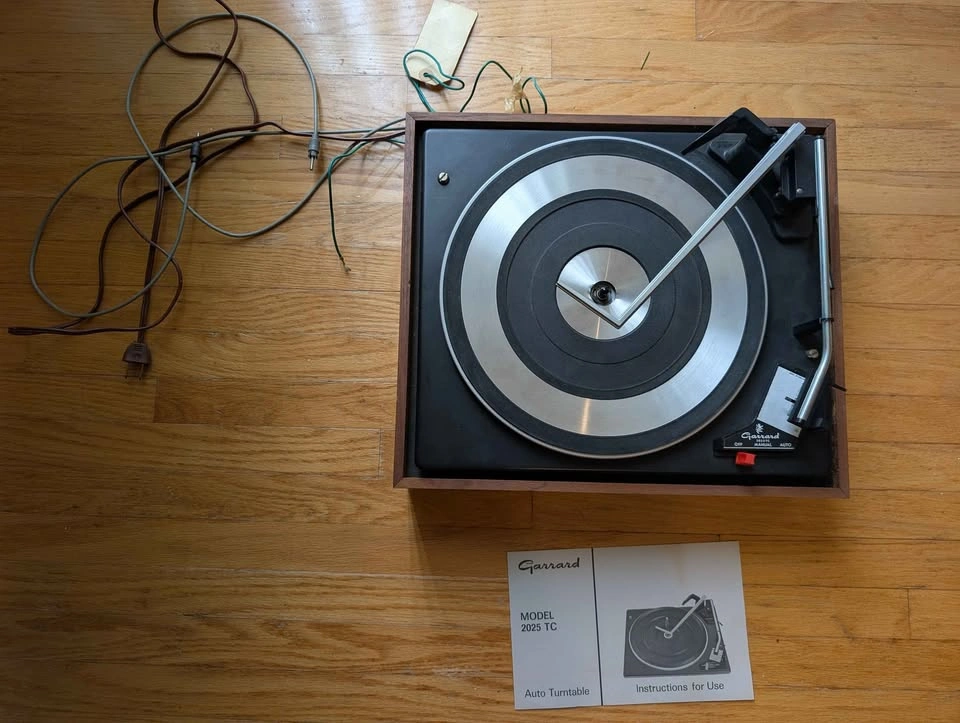 Vintage Garrard Model 2025 TC Auto Turntable - photo 2