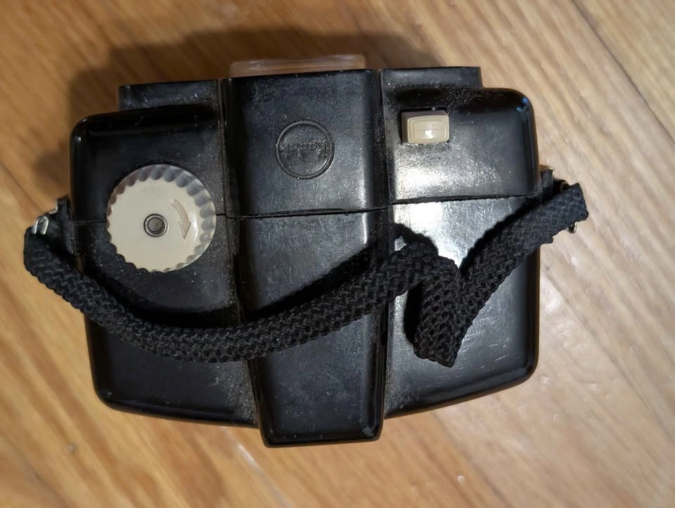Vintage Kodak Brownie Bullet Camera - photo 3