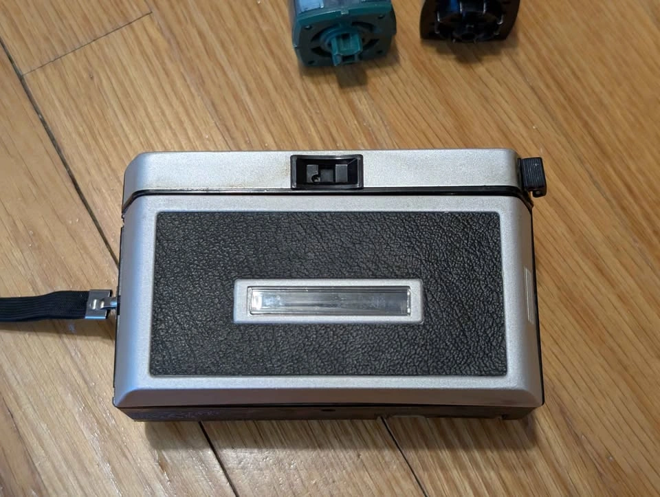 Vintage Kodak Instamatic 134 Camera with Flashcubes - photo 2