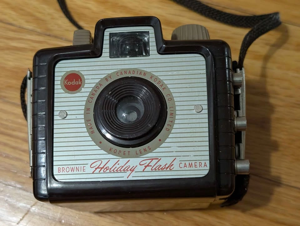 Vintage Kodak Brownie Holiday Flash Camera with Flashbulb - photo 3