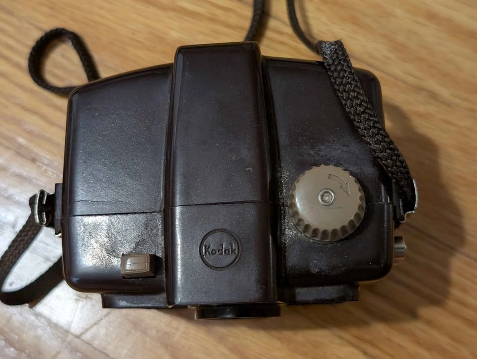Vintage Kodak Brownie Holiday Flash Camera with Flashbulb - photo 5