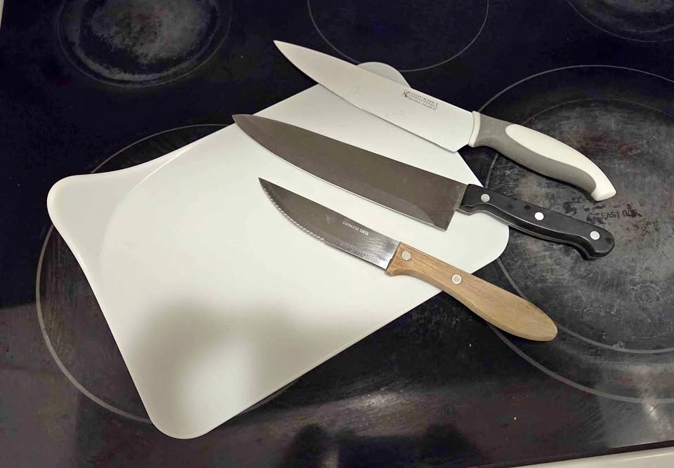 Kitchen Knives & Cutting Board