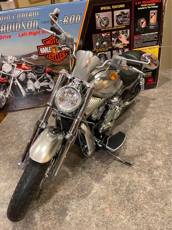 Vintage New Bright Harley-Davidson V-Rod RC Motorcycle 1:6 - photo 2