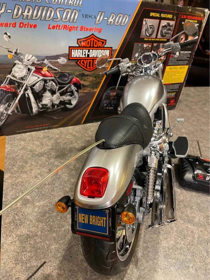 Vintage New Bright Harley-Davidson V-Rod RC Motorcycle 1:6 - photo 4