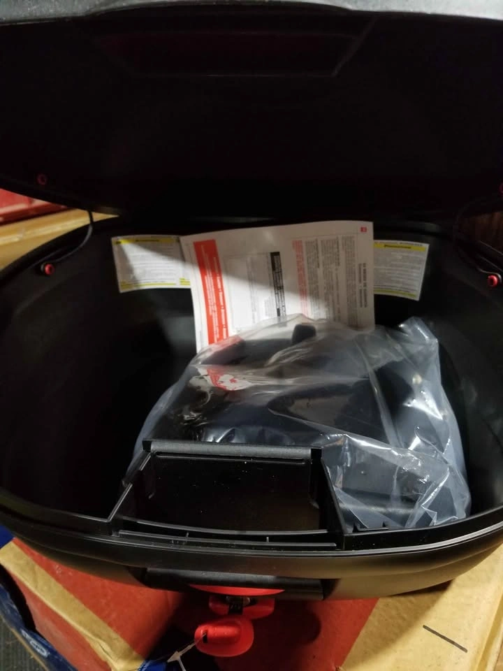 NEW IN BOX GIVI Motorcycle Locking Top Case Storage - photo 4