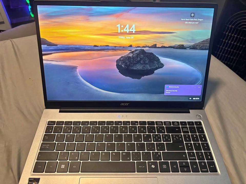 Brand New Acer Aspire Lite 15 Laptop + Gaston Luga Bag