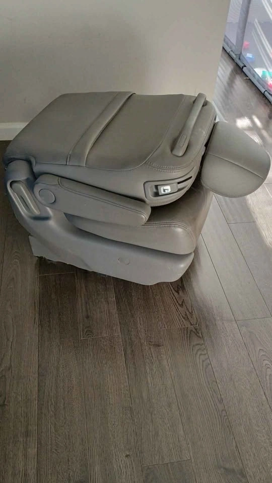 Second row seat for Honda Odyssey - photo 2