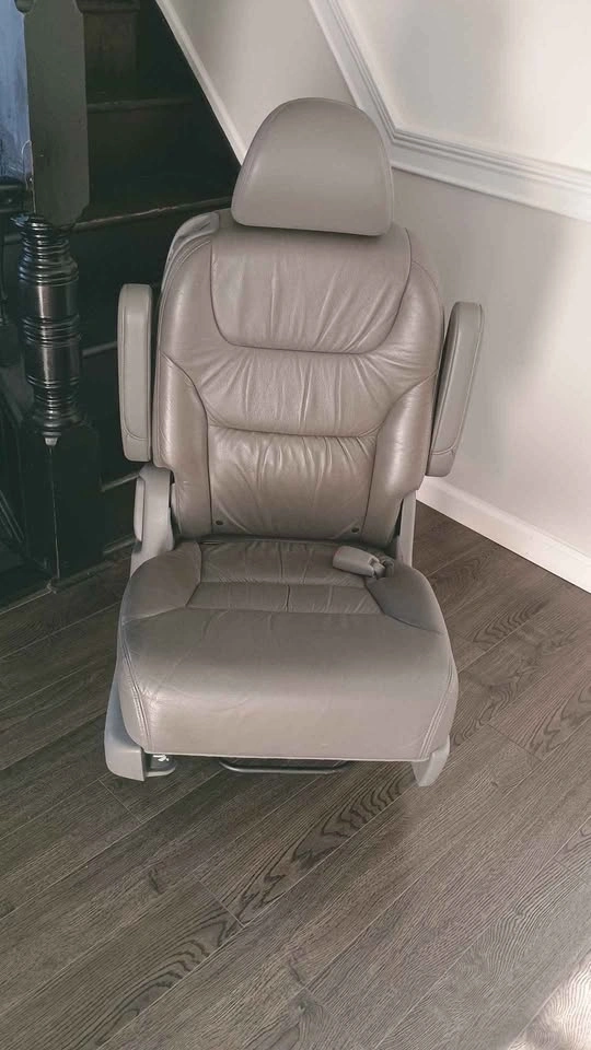 Second row seat for Honda Odyssey - photo 3